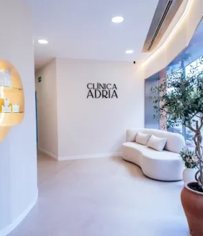 Foto sala de espera clínica Adria